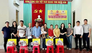 Báo và phát thanh, truyền hình Đồng Nai tặng quà cho gia...