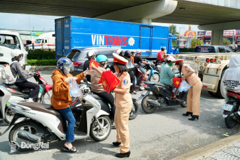 Cảnh sát giao thông Đồng Nai hỗ trợ người dân di chuyển an toàn dịp lễ