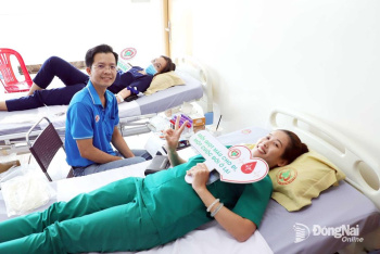 Gần 500 y, bác sĩ, chiến sĩ, Nhân dân tham gia hiến máu tình...
