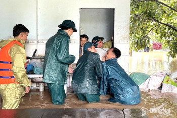 Huy động hơn 100 cán bộ, chiến sĩ giúp dân di dời tài sản sau mưa lớn