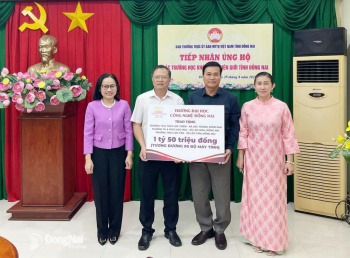 Hỗ trợ trang thiết bị trị giá hơn 1,6 tỷ đồng cho các trường học vùng biên