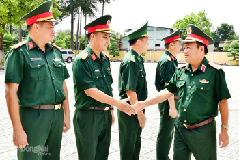 Thiếu tướng Trần Vinh Ngọc thăm, làm việc tại Ban Chỉ huy Phòng thủ khu vực 3 - Đồng Xoài