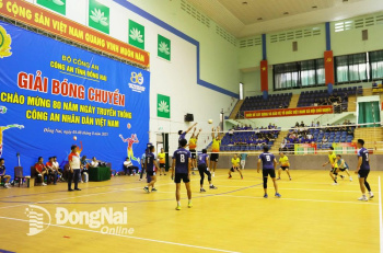 HƯỚNG TỚI KỶ NIỆM 80 NĂM NGÀY TRUYỀN THỐNG CÔNG AN NHÂN DÂN (19-8) 16 đội tham dự Giải bóng chuyền nam Công an tỉnh Đồng Nai chào mừng 80 năm Ngày truyền thống Công an nhân dân