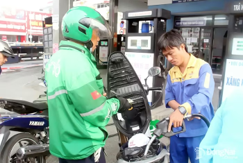 Giá xăng tăng trở lại