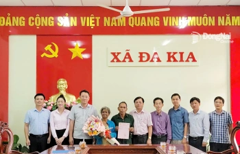 Xã Đa Kia trao cuốn sổ đỏ đầu tiên sau khi vận hành chính quyền địa phương 2 cấp