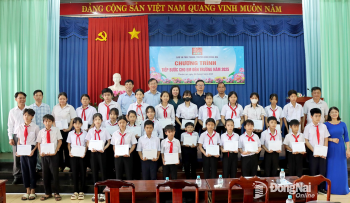 Báo và Phát thanh, Truyền hình Đồng Nai trao học bổng cho...