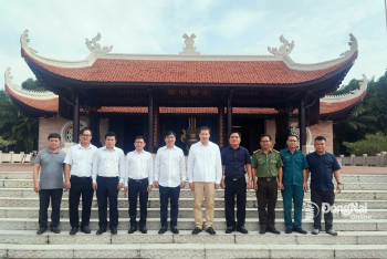 Bí thư Tỉnh ủy Đồng Nai Vũ Hồng Văn viếng Đền thờ Liệt sĩ...