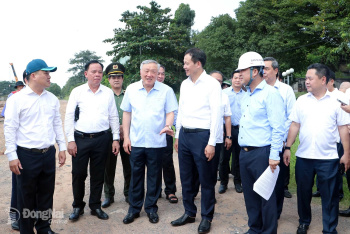 Phó Thủ tướng Thường trực Chính phủ Nguyễn Hòa Bình kiểm tra thực tế 2 dự án tại Đồng Nai