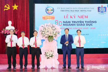 Bí thư Tỉnh ủy Vũ Hồng Văn dự và chúc mừng khai giảng tại Trường Đại học Đồng Nai