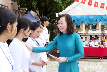 Phó Bí thư Tỉnh ủy, Chủ tịch Ủy ban MTTQ Việt Nam tỉnh Đồng Nai Huỳnh Thị Hằng dự khai giảng tại Trường THPT Thanh Hòa