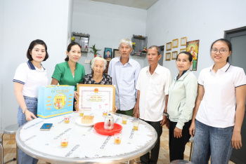 Lãnh đạo xã Lộc Ninh thăm, tặng quà người cao tuổi