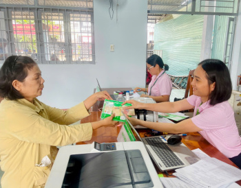 Ngân hàng Chính sách xã hội Trảng Bom giải ngân vốn vay ưu đãi cho học sinh, sinh viên (HSSV) năm học 2025-2026