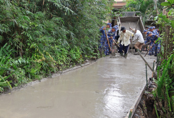 Xã Nhơn Trạch: Gần 100 cán bộ, đảng viên, lực lượng vũ trang và Nhân dân ra quân công tác dân vận