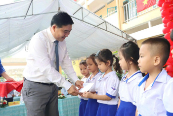 Hơn 700 phần quà tiếp sức học sinh Xuân Hòa bước vào năm học mới