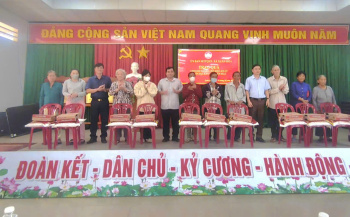 Trao 100 phần quà hỗ trợ hộ nghèo, hộ khó khăn