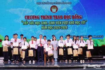 Trao gần 1 tỷ đồng học bổng cho học sinh, sinh viên khuyết tật