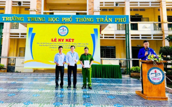 Ký kết quy chế phối hợp xây dựng “Trường học an toàn về an ninh trật tự” tại Trường THPT Trần Phú