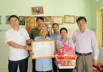 Phường Minh Hưng tổ chức thăm và tặng quà người cao tuổi trên địa bàn.