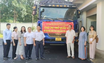 Chi cục dự trữ  Nhà nước khu vực 2 bàn giao gạo hỗ trợ học sinh