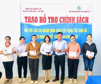 Xã Phước An trao hỗ trợ cho 20 trường hợp phụ nữ sinh đủ 02 con trước 35 tuổi