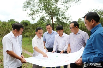 Phó Chủ tịch UBND tỉnh Lê Trường Sơn khảo sát dự án du lịch tại xã Định Quán