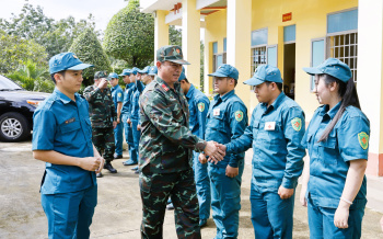 Đoàn công tác Quân khu 7 việc tại xã Thiện Hưng