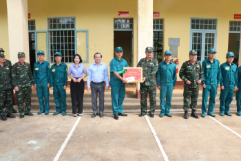 Kiểm tra Chốt dân quân thường trực biên giới tại xã Hưng Phước