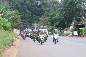 Xã Hưng Phước ra quân thu gom vũ khí, vật liệu nổ và pháo nổ