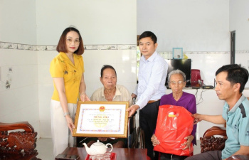 Xã Thiện Hưng thăm, chúc thọ 21 cụ tròn 90 và trên 100 tuổi