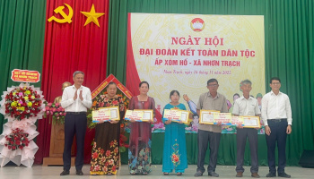 Lãnh đạo Đảng uỷ xã Nhơn Trạch dự Ngày hội Đại đoàn kết toàn dân tộc tại ấp Xóm Hố