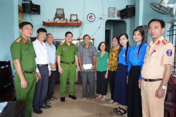 Thăm hỏi, hỗ trợ gia đình nạn nhân tử vong do tai nạn giao thông tại xã Thuận Lợi