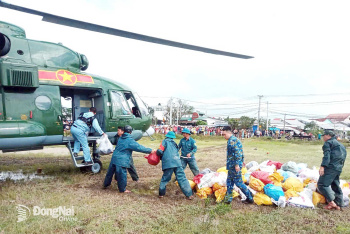 Sư đoàn 372 thực hiện thành công 2 chuyến bay thả hàng cứu trợ đồng bào vùng lũ