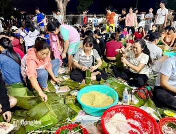 Người dân phường Trảng Dài xuyên đêm gói bánh gửi đồng bào lũ lụt