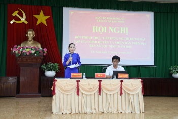 Người đứng đầu cấp ủy, chính quyền xã Lộc Ninh đối thoại với Nhân dân.