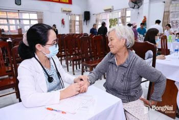 Khám bệnh, cấp thuốc, tặng quà cho gần 2 ngàn người dân xã Sơn Thành, tỉnh Đắk Lắk