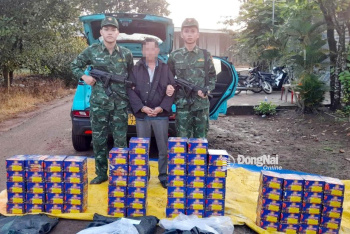 Bắt đối tượng vận chuyển trái phép hơn 1 tạ pháo nổ