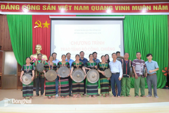 Trao tặng 2 bộ cồng, chiêng cho Vườn quốc gia Bù Gia Mập