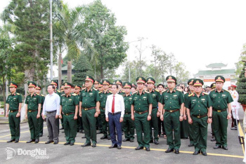 Tư lệnh Quân khu 7 và đoàn công tác dâng hương viếng Nghĩa trang liệt sĩ tỉnh Đồng Nai