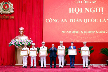 Bí thư Tỉnh ủy Vũ Hồng Văn được tặng thưởng Huân chương Quân công hạng Ba