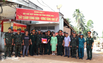 Bộ Chỉ huy Quân sự tỉnh Đồng Nai thăm, động viên bộ đội xây dựng nhà giúp dân