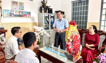 Lãnh đạo xã Bàu Hàm thăm, chúc mừng lễ giáng sinh các giáo xứ nhân dịp Noel 2025