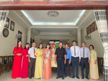 Lãnh đạo phường Long Bình đến thăm, tặng quà các cơ sở tôn giáo nhân dịp Lễ giáng sinh 2025