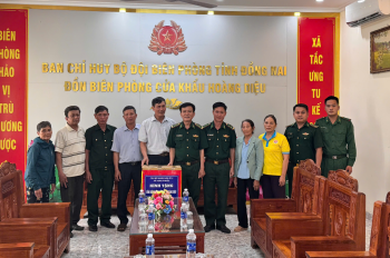 Nhân dân ấp 4, xã Hưng Phước tặng bánh cho các đồn biên phòng nhân kỷ niệm ngày 22-12