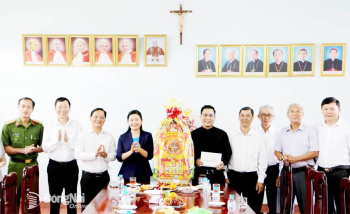 Phó Bí thư Thường trực Tỉnh ủy Tôn Ngọc Hạnh thăm, chúc mừng Giáng sinh năm 2025