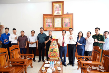 Lãnh đạo tỉnh Đồng Nai thăm, chúc mừng Giáng sinh các giáo xứ