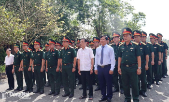 Dâng hương, dâng hoa nhân kỷ niệm 81 năm Ngày thành lập Quân đội nhân dân Việt Nam