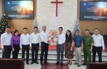 Lãnh đạo xã Nhơn Trạch thăm, chúc mừng Giáng sinh Giáo hạt, Giáo xứ, Hội thánh Tin lành trên địa bàn