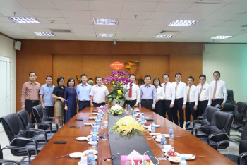 Lãnh đạo xã Nhơn Trạch thăm, chúc mừng các đơn vị tài chính – ngân hàng dịp cuối năm 2025
