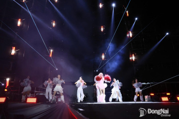 Mãn nhãn chương trình nghệ thuật đặc biệt và bắn pháo hoa chào đón Tết Dương lịch 2026 phường Trấn Biên