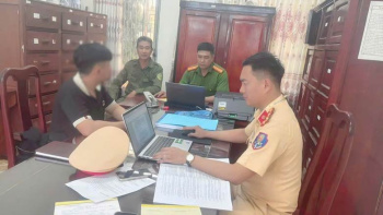 Buông tay điều khiển xe máy, nam thanh niên 19 tuổi bị CSGT lập biên bản